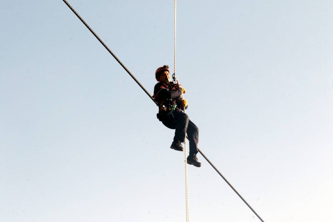 Antalya'daki Teleferik Kazasından Nefes Kesen Görüntüler! Beşik Gibi Sallanan Kabinlerde Metrelerce Yükseklikte Zamanla Yarış 5